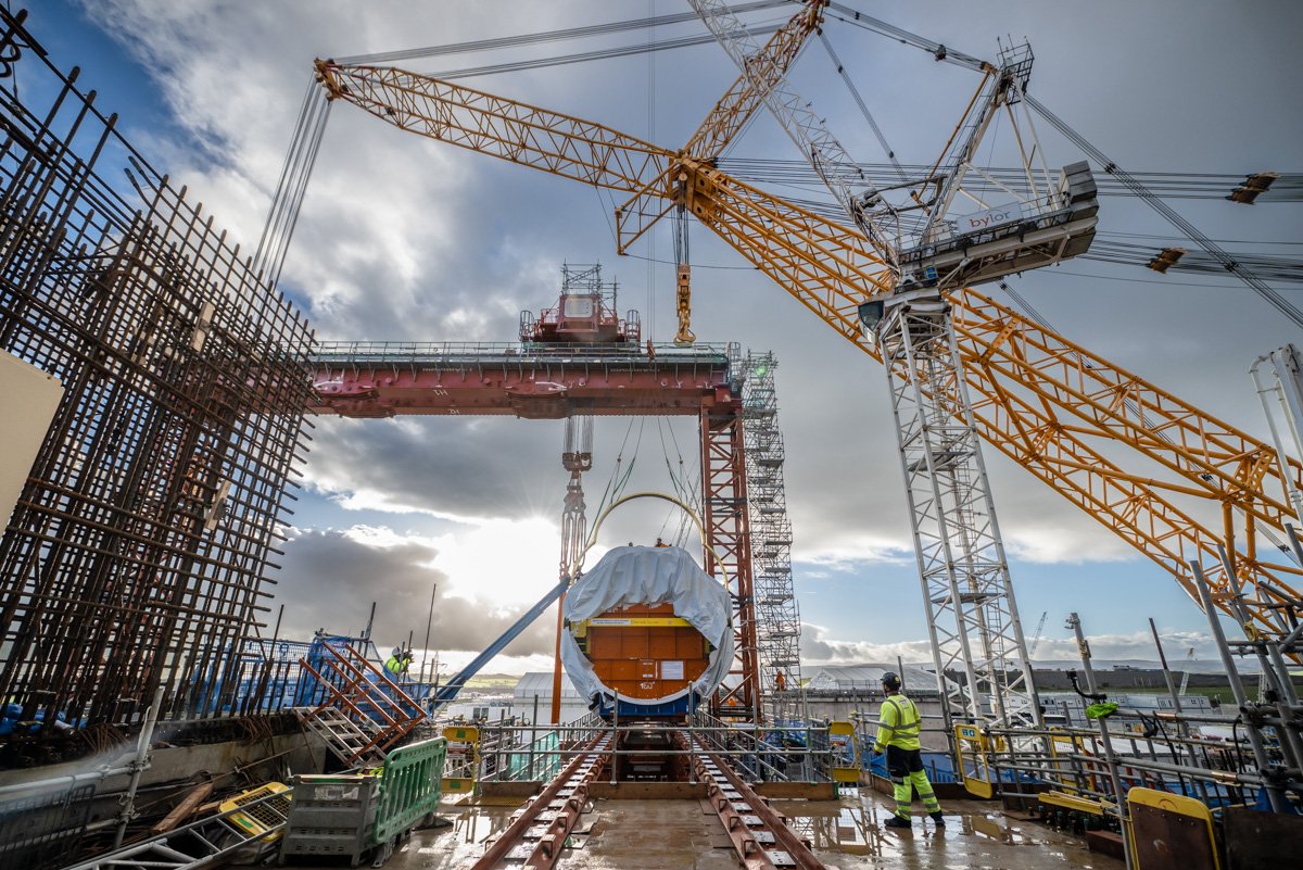 Big Carl Lifts 500T Reactor Vessel at Hinkley Point C