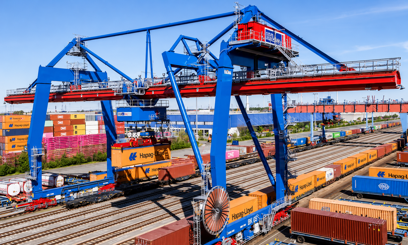 HHLA Puts Remote-Controlled Rail Cranes Into Operation