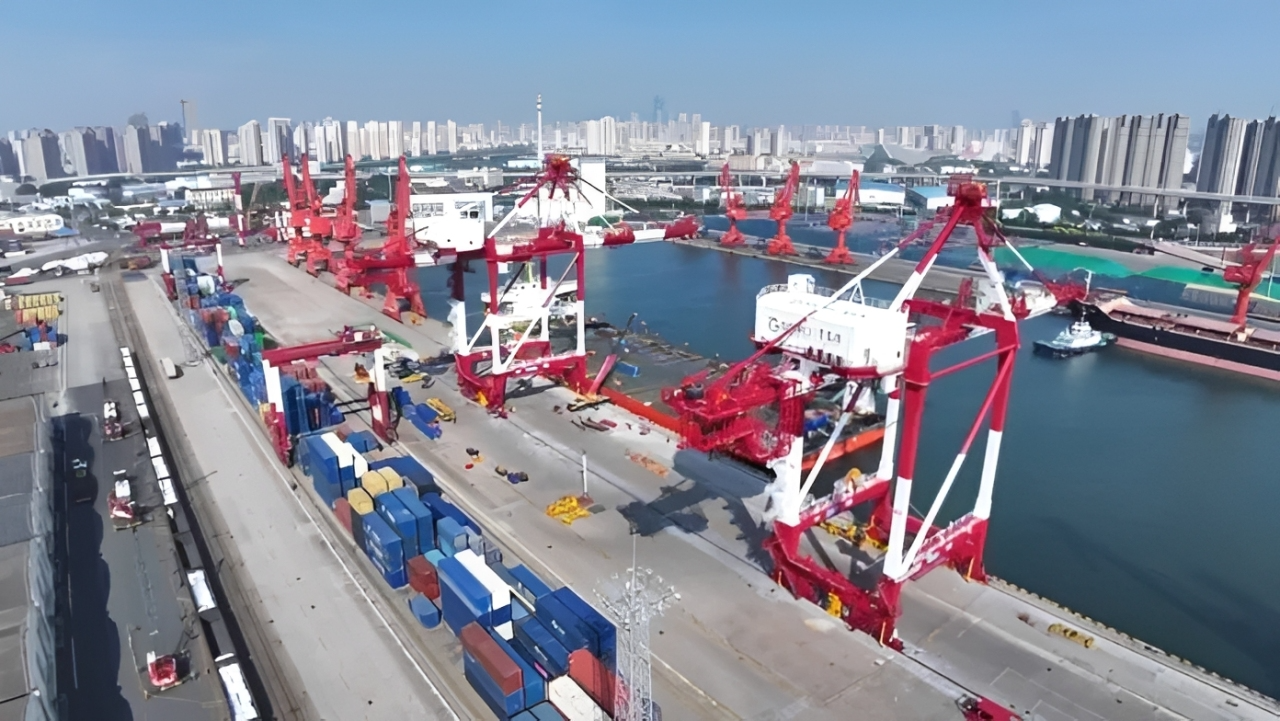 ZPMC Unveils Wind-Resistant Quay Crane at Qingdao Terminal